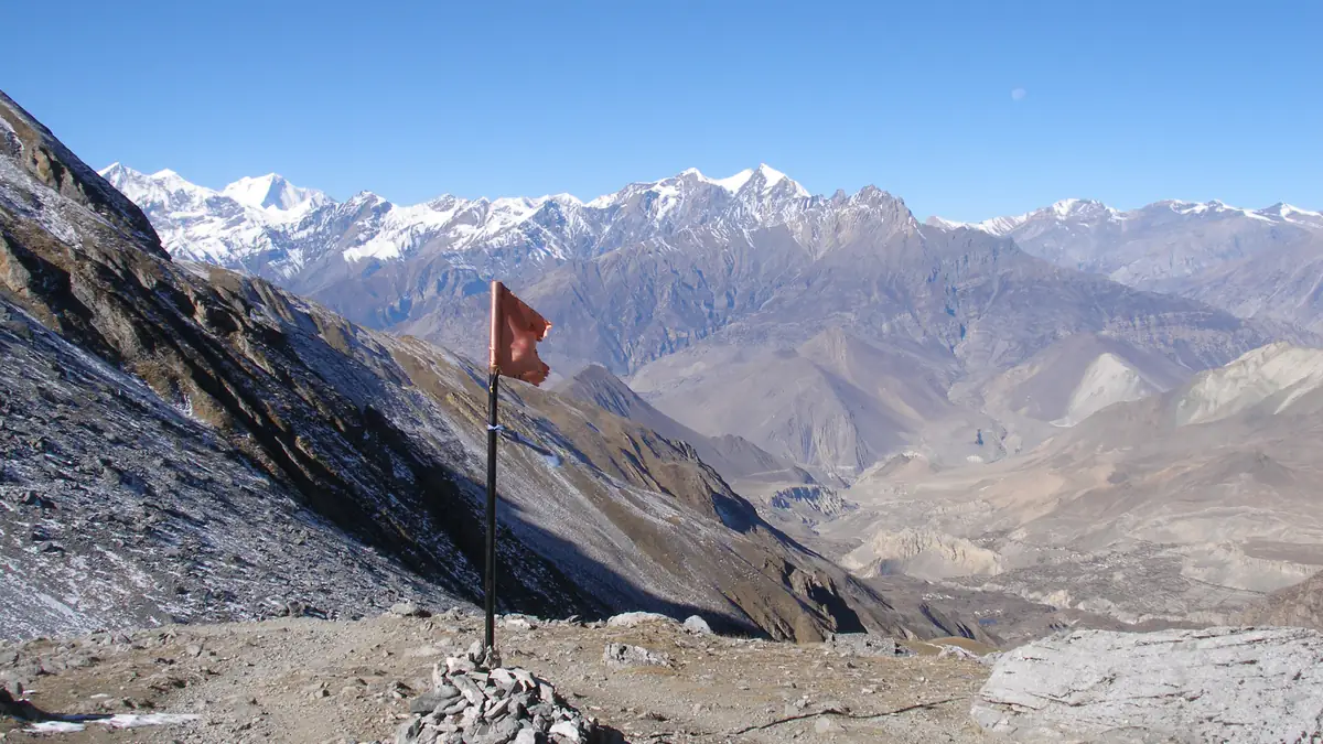 Blick vom Thorong La hinab ins Tal von Muktinath und nach Mustang