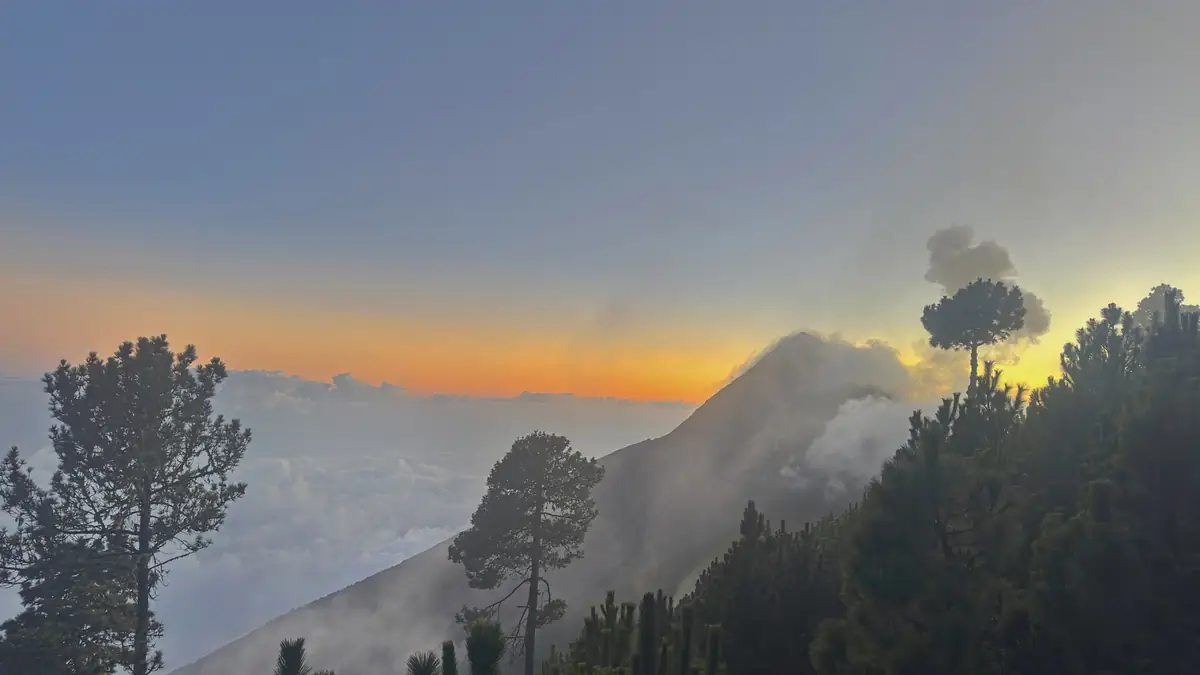 Der rauchende Fuego im Abendlicht, gesehen vom Basislager am Acatenango