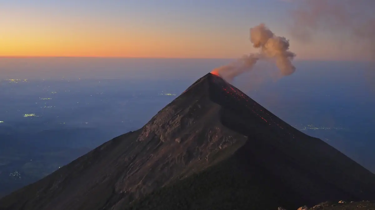 Sonnenaufgang vom Gipfel des Acatenango mit Aschewolke über dem Fuego