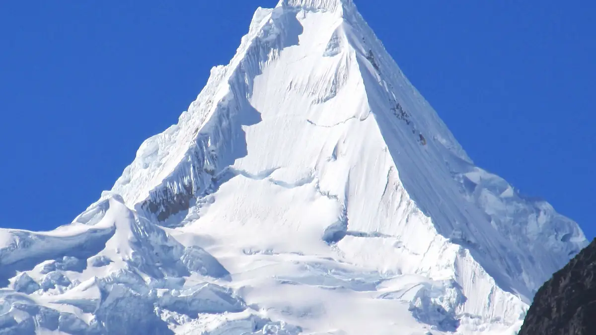 Die Pyramide des Alpamayo, 5.947 m