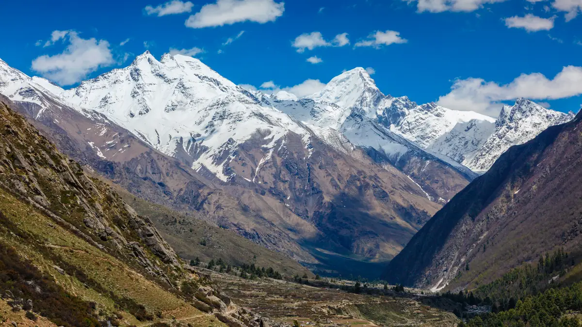 Das obere Marsyangdi-Tal auf dem Annapurna Circuit mit Schneegipfeln