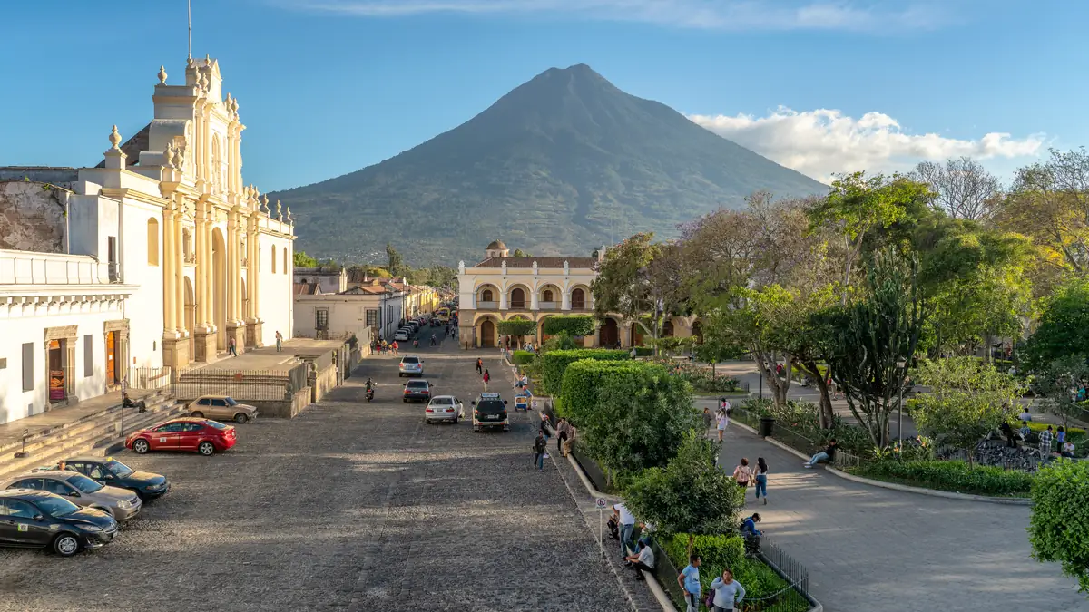 Antigua Guatemala mit dem Vulkan Agua über den Dächern