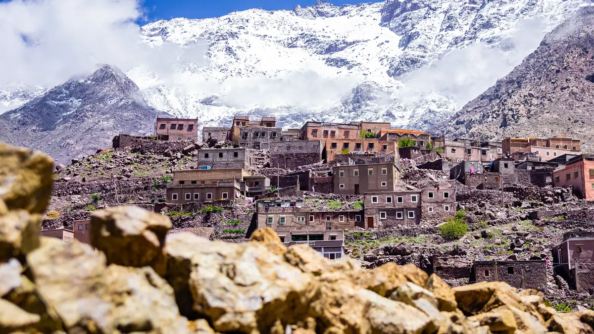 Das Berberdorf Aroumd über dem Mizane-Tal, dahinter Schnee am Toubkal-Massiv