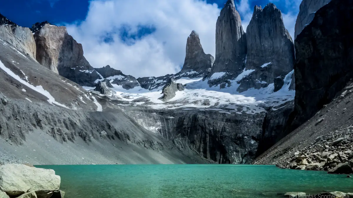 Mirador Base Torres: die Türme im Schnee, darunter die Gletscherlagune