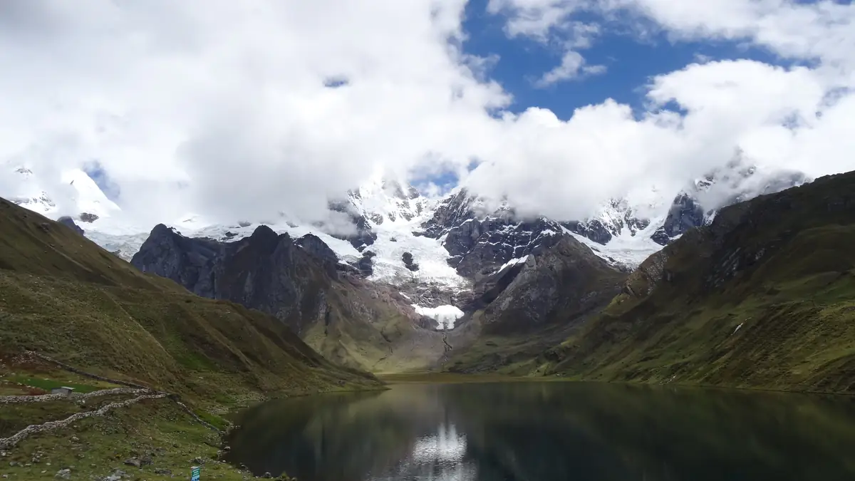 Die Laguna Carhuacocha vor Yerupajá und Siula Grande