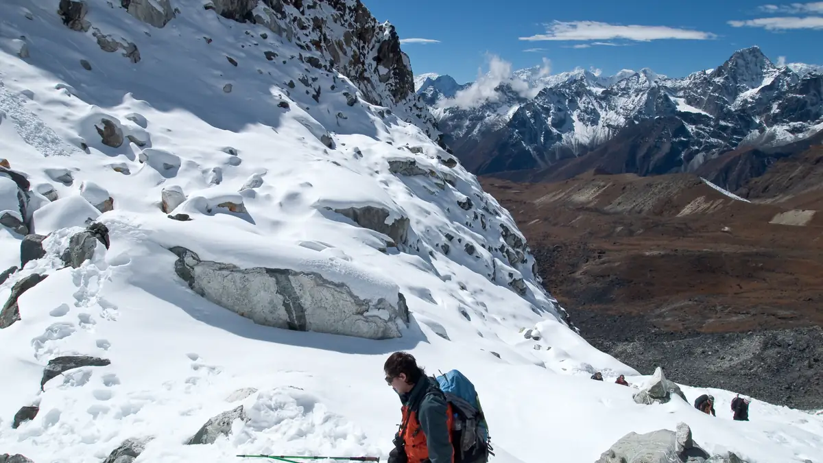 Trekker im Schnee beim Übergang über den Cho La