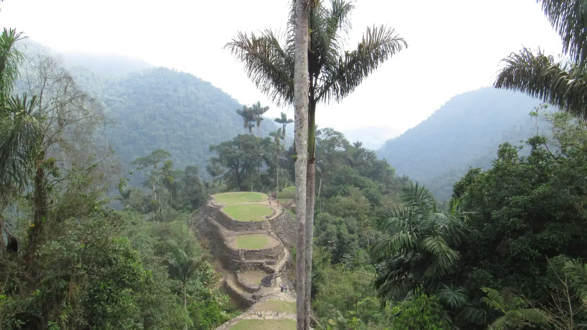 Die oberen Terrassen der Ciudad Perdida über dem Wald der Sierra Nevada de Santa Marta