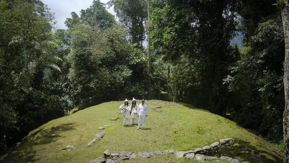 Besucher auf der zentralen Terrasse der Ciudad Perdida