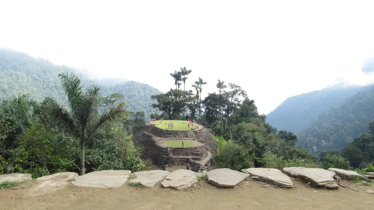 Steinringe und Terrassen der Ciudad Perdida, auf denen die Häuser der Tayrona standen