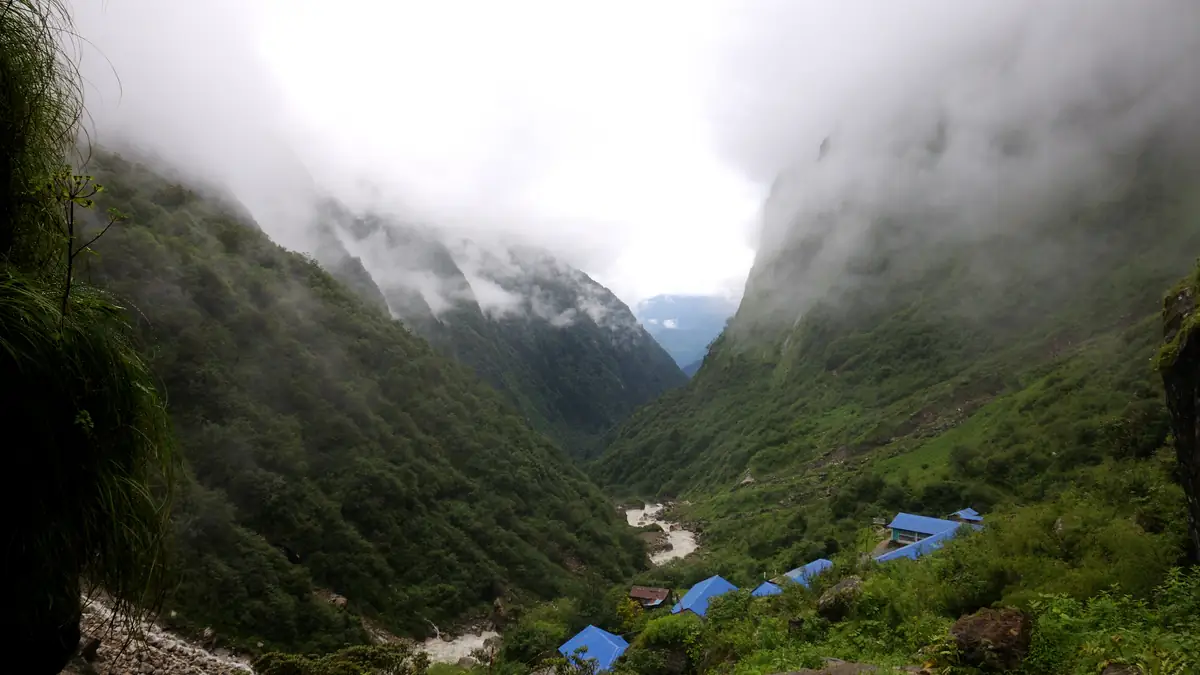 Die Lodges von Deurali im wolkenverhangenen Tal des Modi Khola
