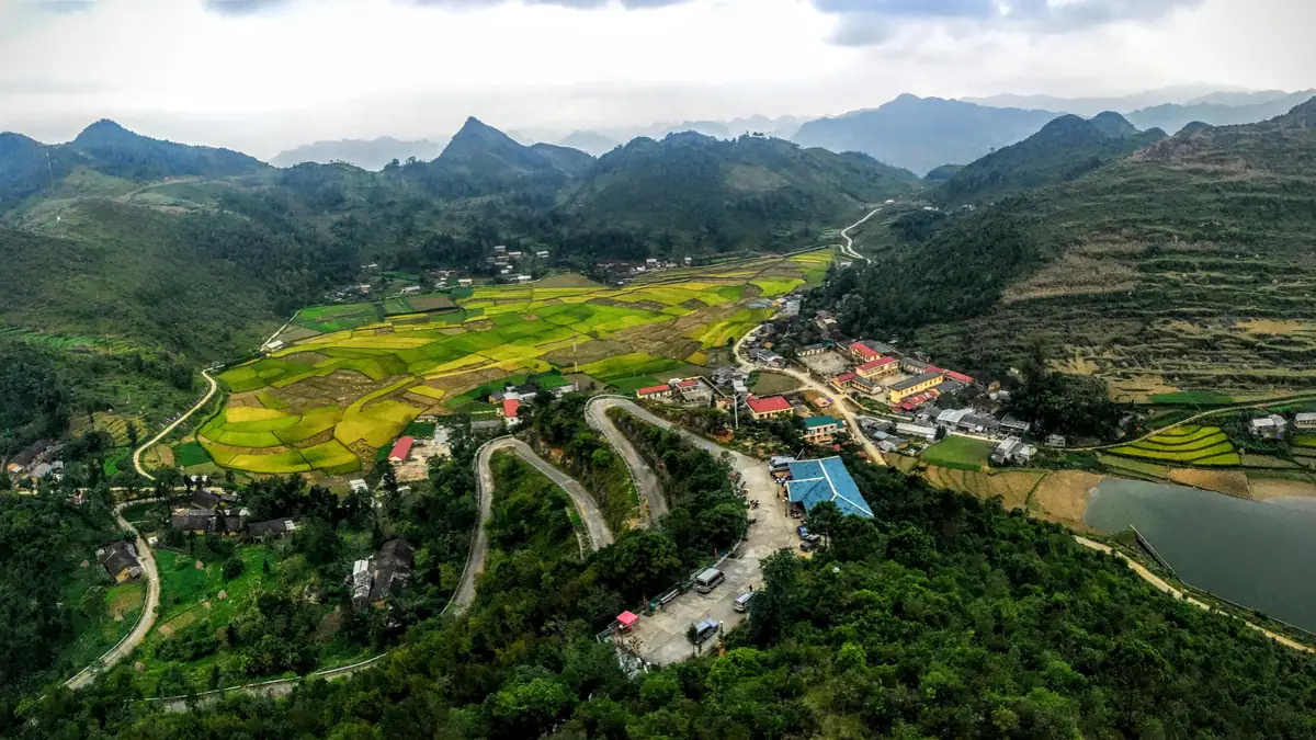 Hairpin bends and rice terraces in the karst of the Dong Van plateau