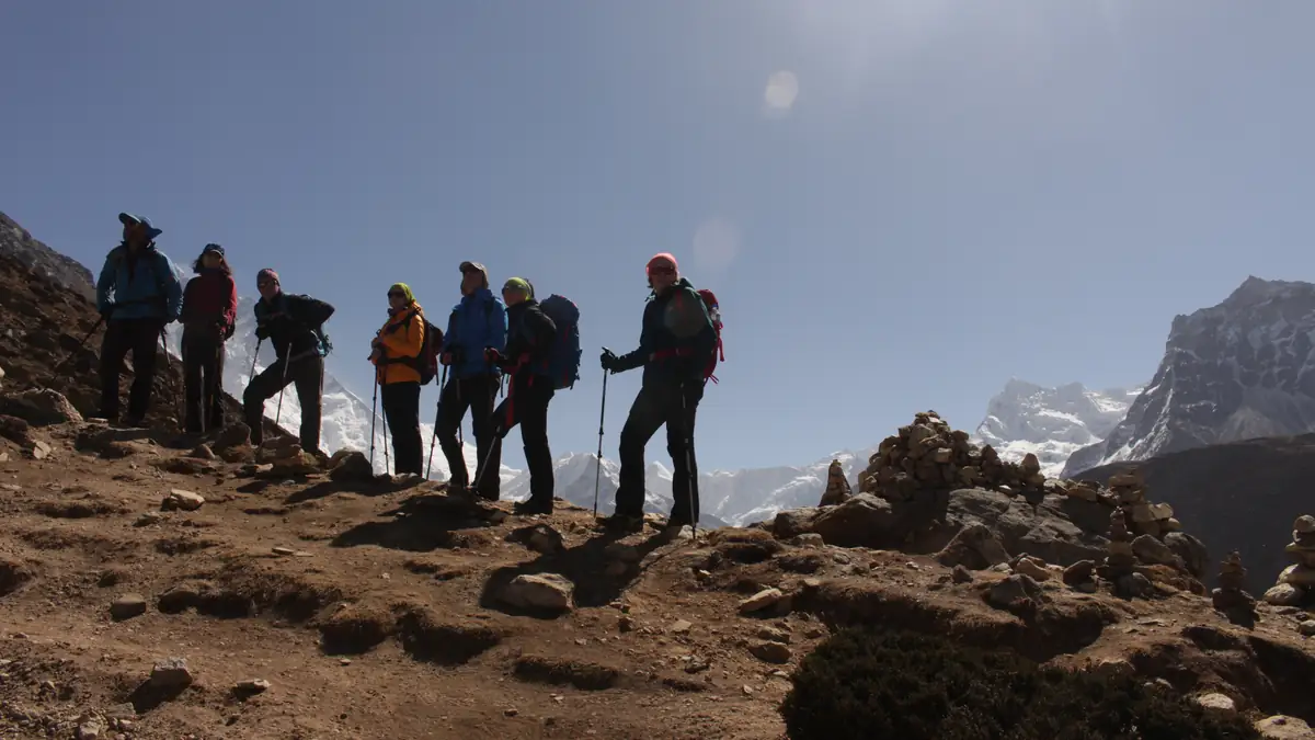 Trekkinggruppe im Gegenlicht auf dem Weg zum Everest Base Camp