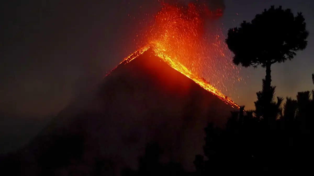 Nächtlicher Ausbruch des Fuego mit glühenden Lavabrocken am Hang