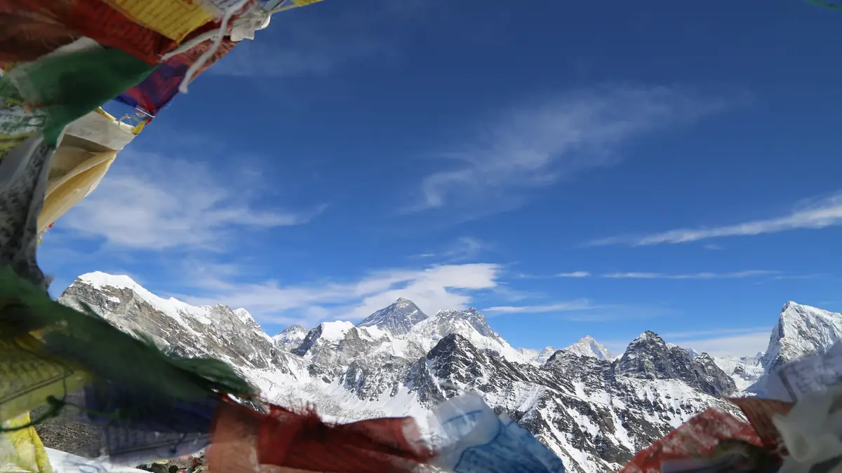 Gebetsfahnen auf dem Gokyo Ri, dahinter Everest, Nuptse und Lhotse