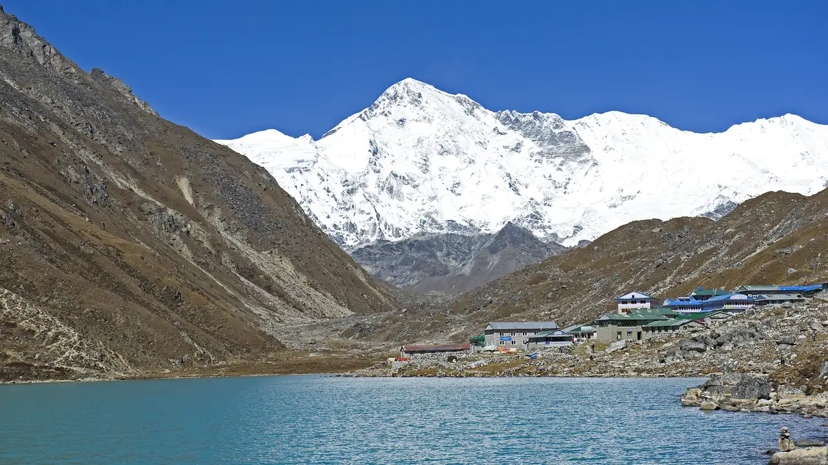 Der dritte Gokyo-See mit dem Dorf Gokyo, dahinter der Cho Oyu