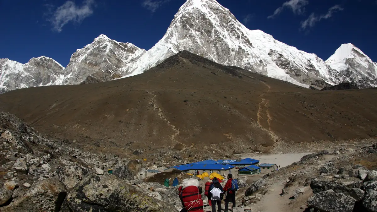 Die Lodges von Gorak Shep unter dem Kala Patthar und dem Pumori