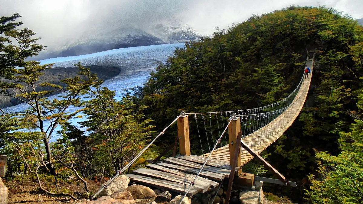 Hängebrücke oberhalb des Glaciar Grey hinter dem Refugio Grey