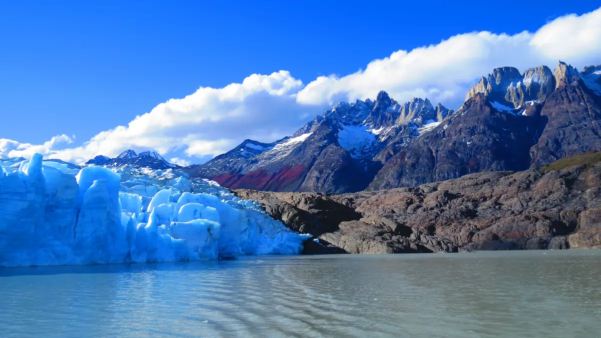 Die blaue Abbruchkante des Glaciar Grey vor den Bergen des Paine-Massivs