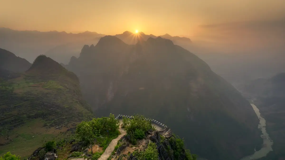 Sunrise over Ma Pi Leng Pass with the Nho Que gorge below