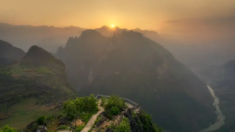 Sunrise over Ma Pi Leng Pass with the Nho Que gorge below