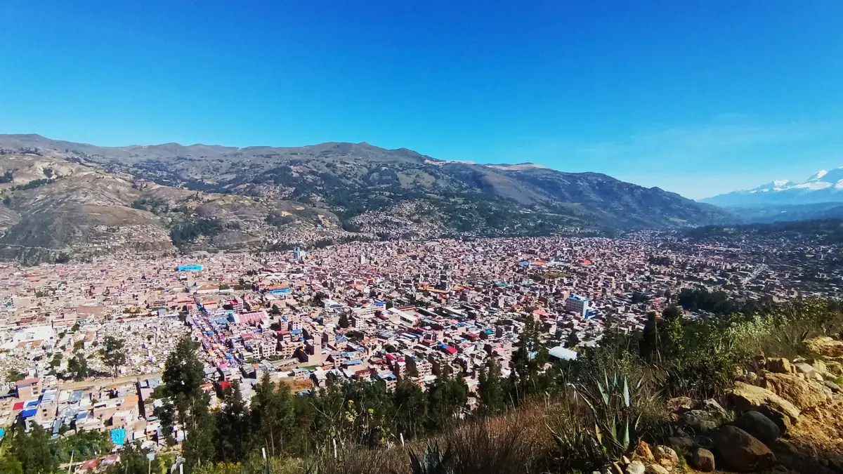 Huaraz von oben, dahinter die Cordillera Negra