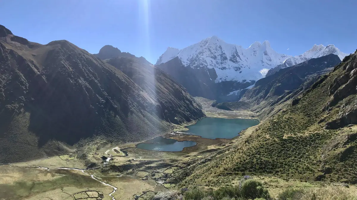 Die Laguna Jahuacocha unter Yerupajá und Jirishanca