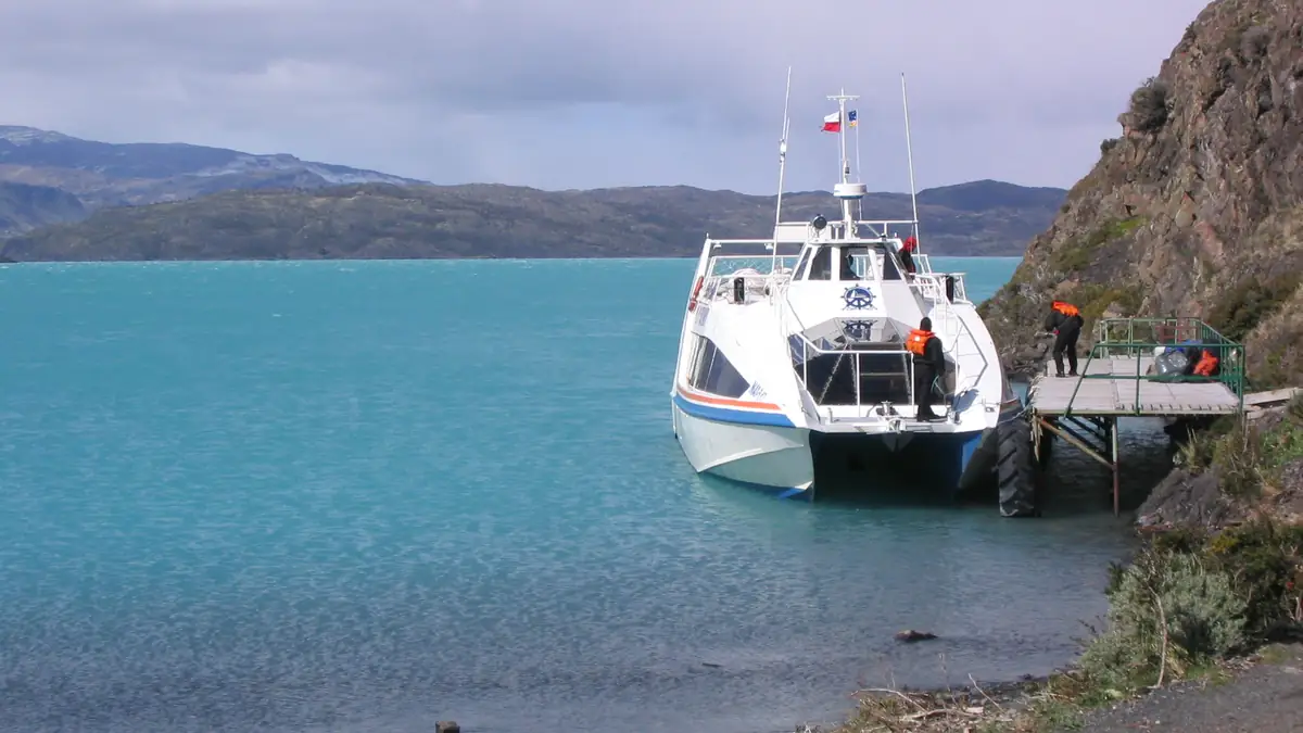 Der Katamaran Hielos Patagónicos am Steg von Paine Grande auf dem Lago Pehoé