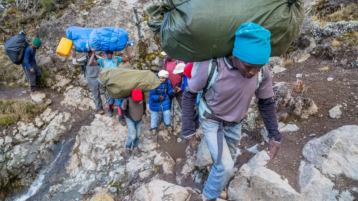 Porters with loads on their heads on the Barranco Wall