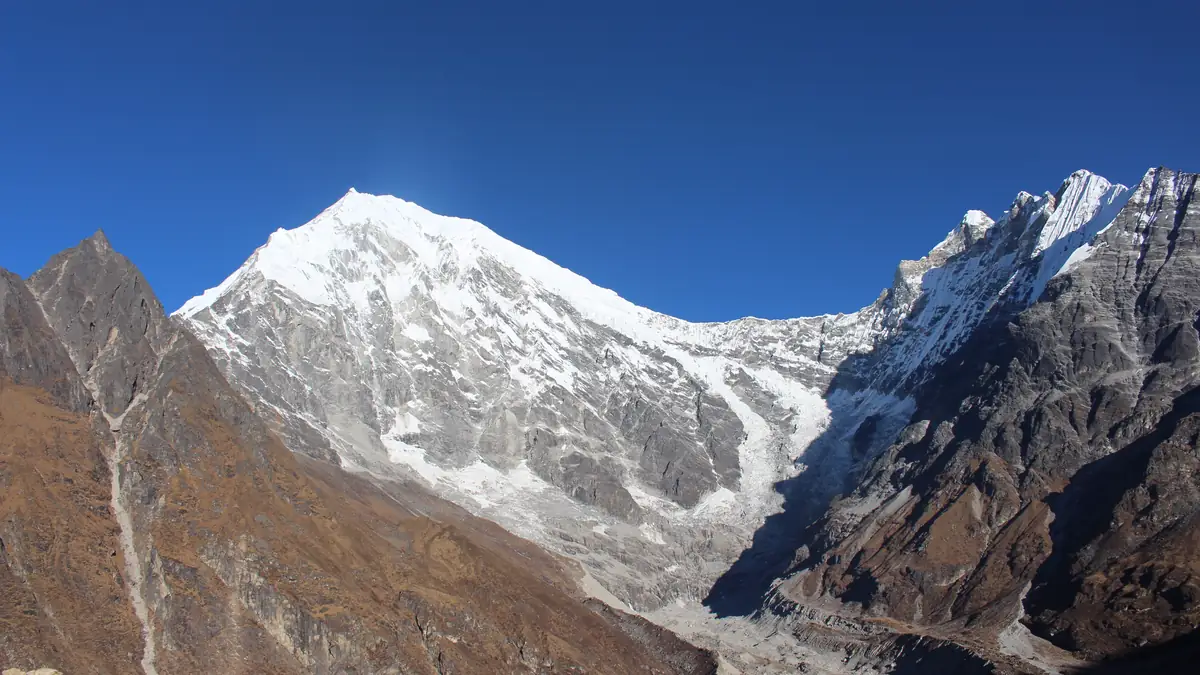 Der Langtang Lirung, 7.227 Meter, mit Gletscher über dem Talschluss