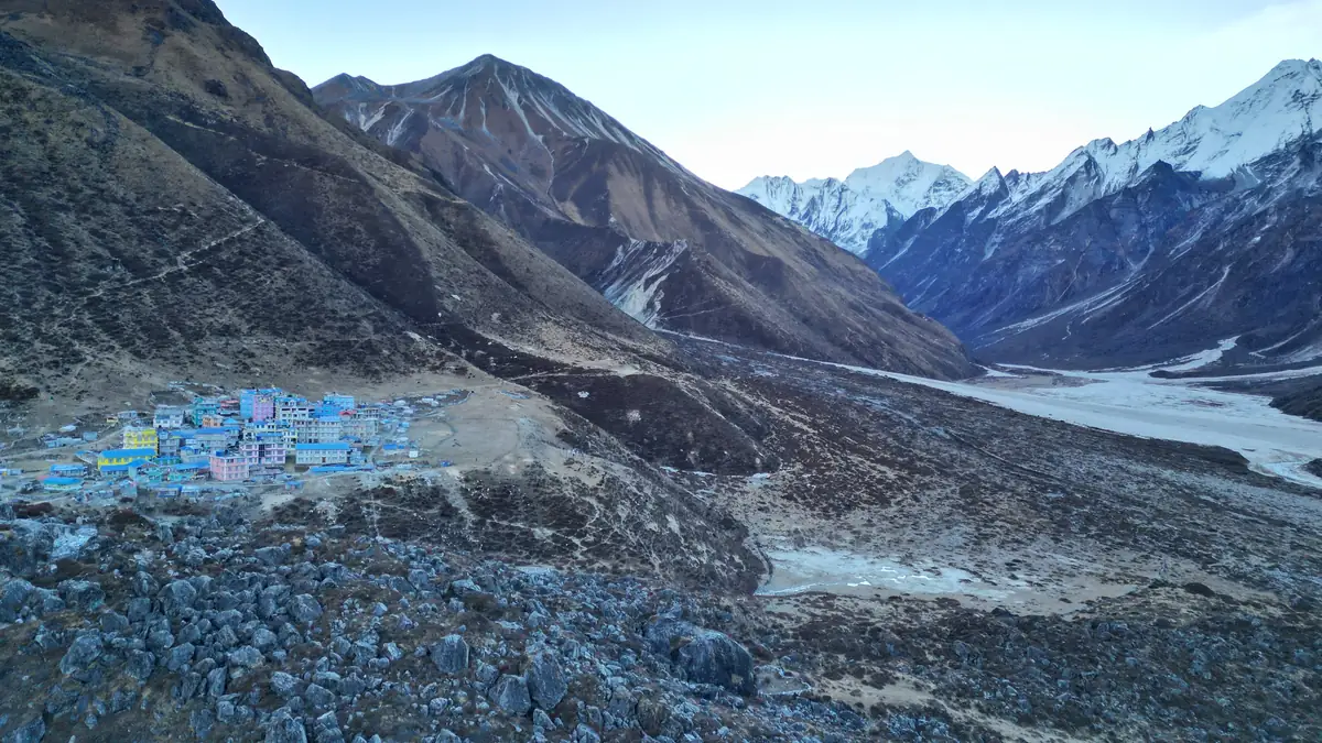 Langtang-Dorf auf der Talwiese, Wolken am Hang