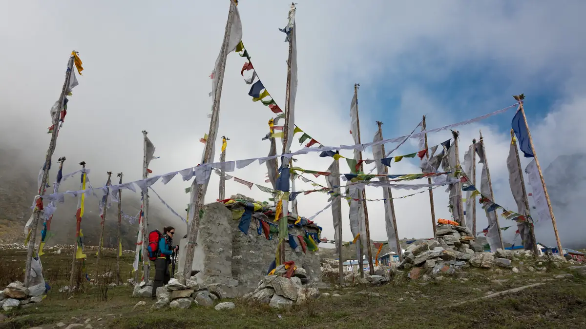 Gebetsfahnen an der Gedenkstätte für die Toten des 25. April 2015 bei Langtang