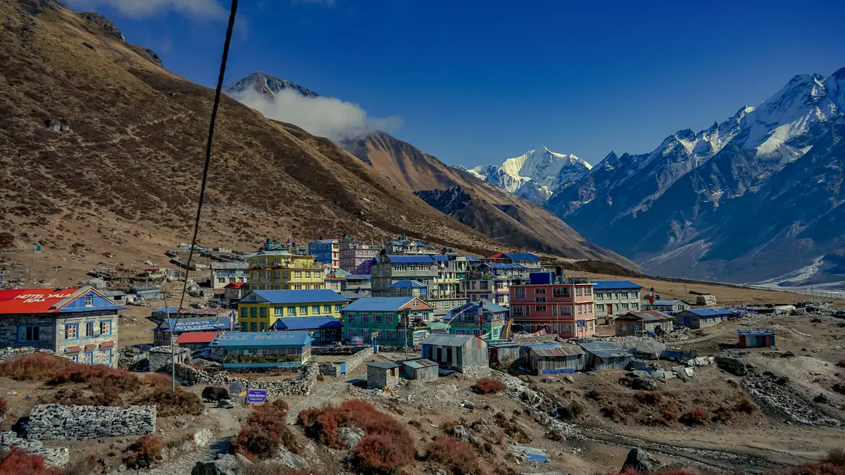 Die bunten Lodges von Kyanjin Gompa unter dem Langtang Lirung