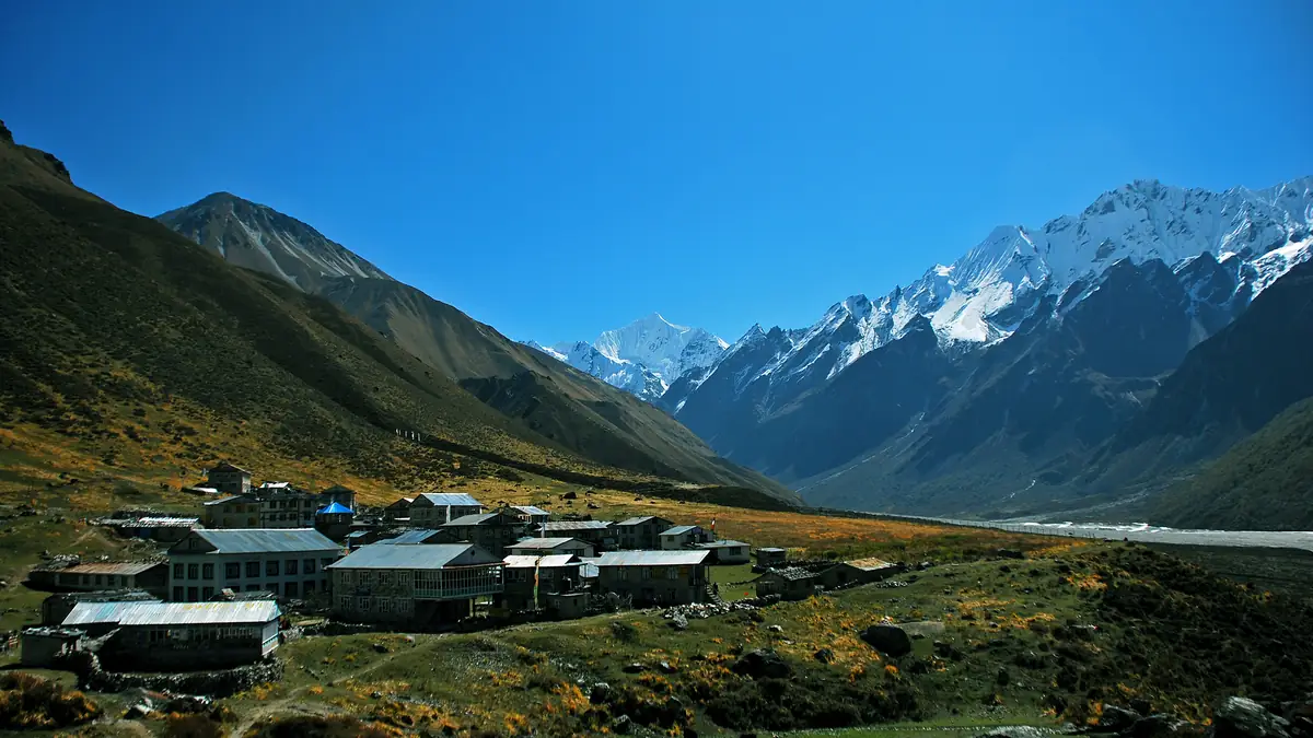 Kyanjin Gompa, 3.870 Meter: Lodges auf der Wiese, dahinter das obere Langtang-Tal