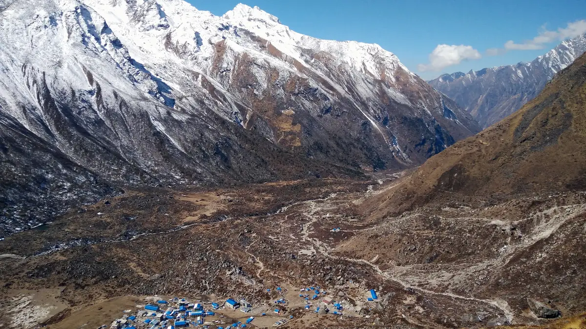 Blick vom Kyanjin Ri hinab auf Kyanjin Gompa und die Moräne des Lirung-Gletschers