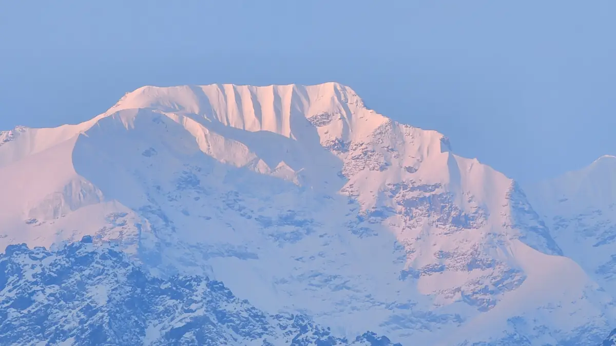 Erstes Licht auf dem Langtang Lirung, gesehen vom Kyanjin Ri