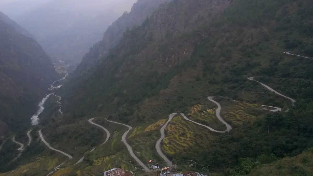 Die Serpentinen der Straße nach Dhunche und Syabrubesi