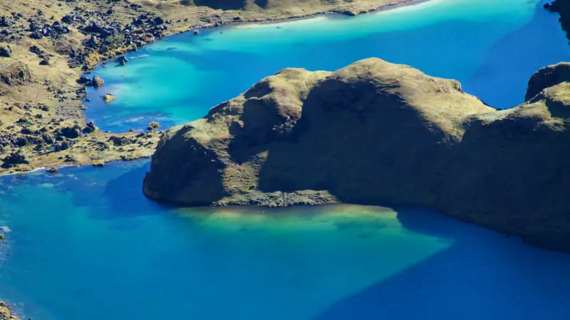 Turquoise mountain lake on the Lares route