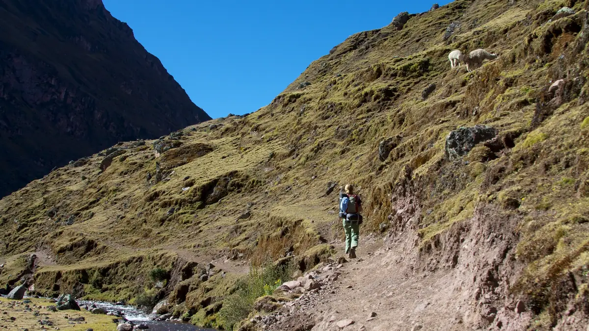 Wanderer auf dem Pfad durch das Lares-Tal