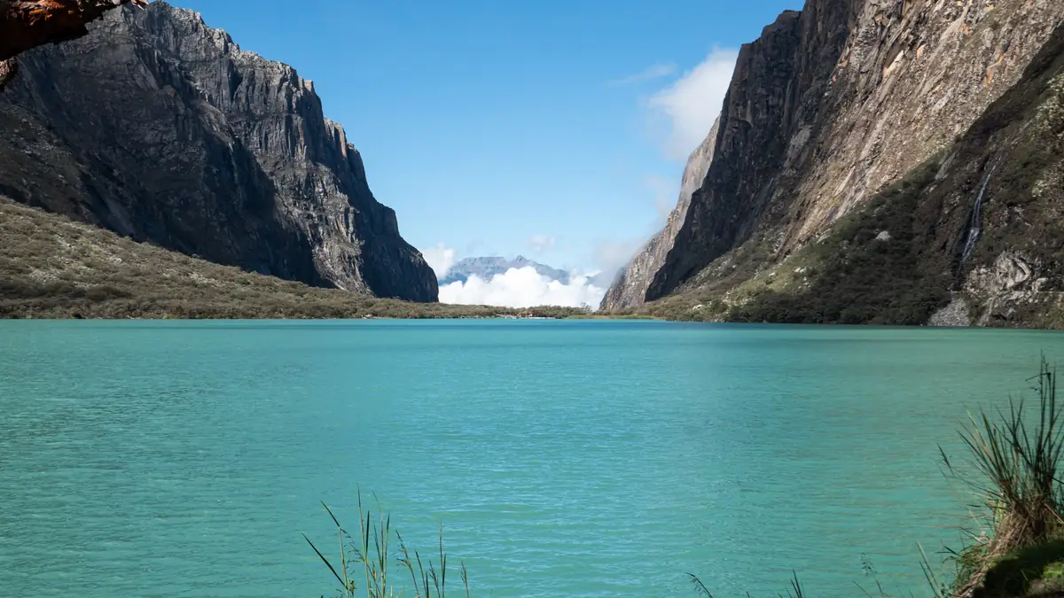Die türkise Laguna Llanganuco zwischen den Felswänden der Quebrada