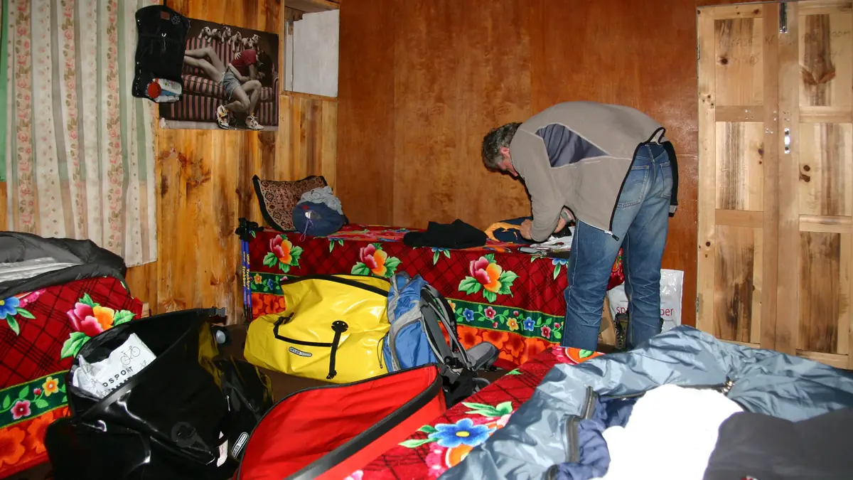 Zweibettzimmer einer Lodge in Phakding mit Seesäcken