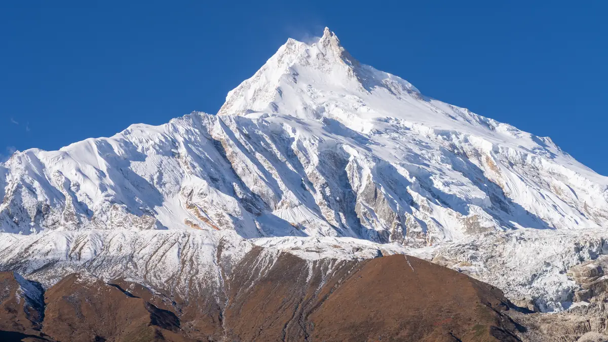 Der Manaslu, 8.163 Meter, mit seinem Doppelgipfel über den braunen Hängen des Nubri-Tals