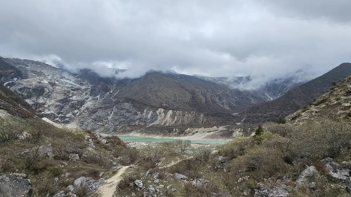 Der türkise Birendra-See unter der Gletscherzunge des Manaslu