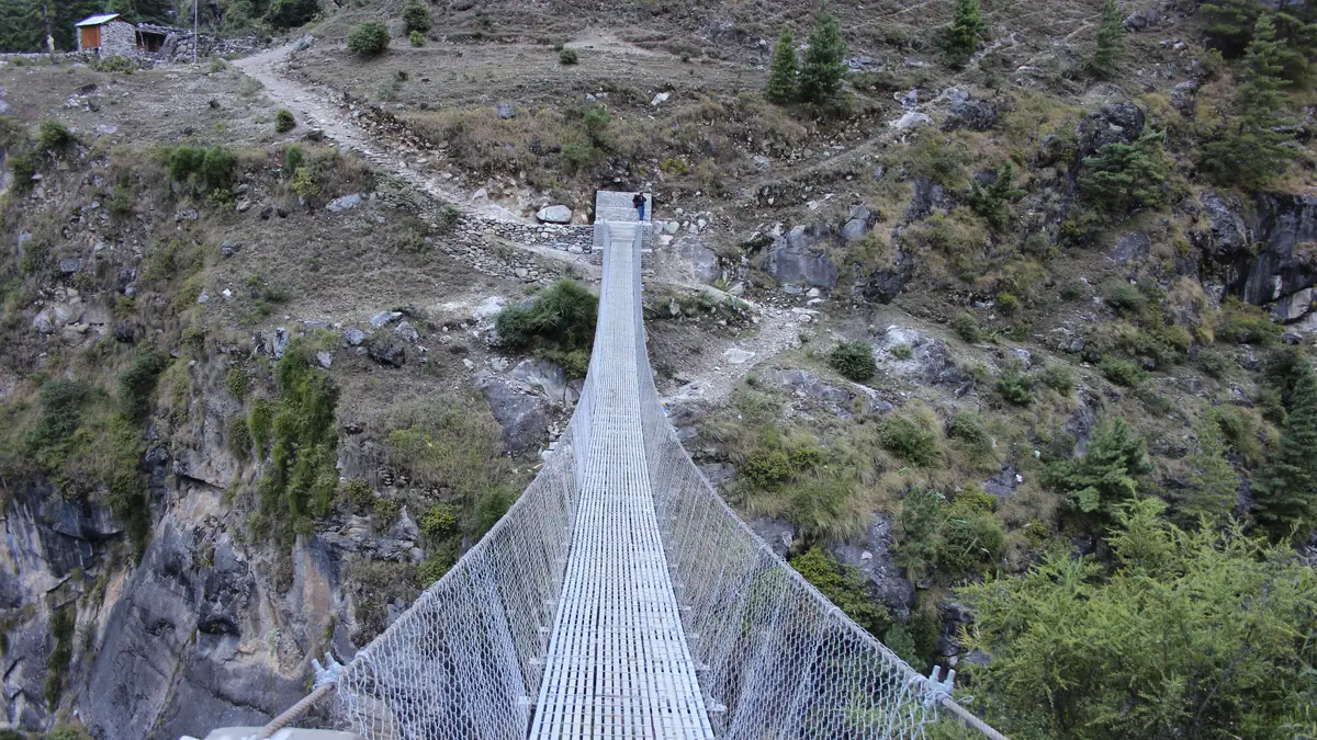 Eine lange Hängebrücke über die Schlucht