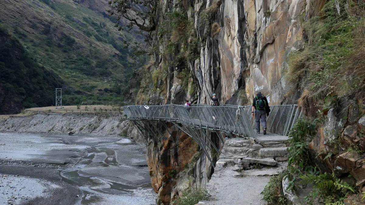 Der Weg am Fels über dem Budhi Gandaki bei Jagat, mit Brücke