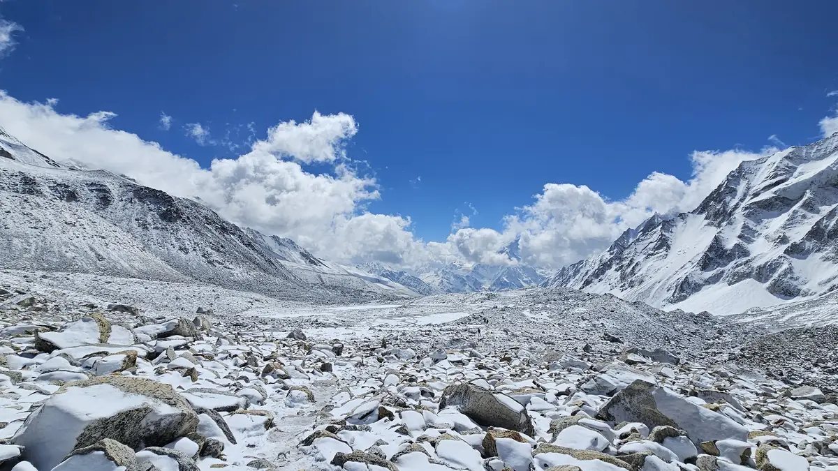Verschneite Hochfläche auf dem Weg zum Larke La