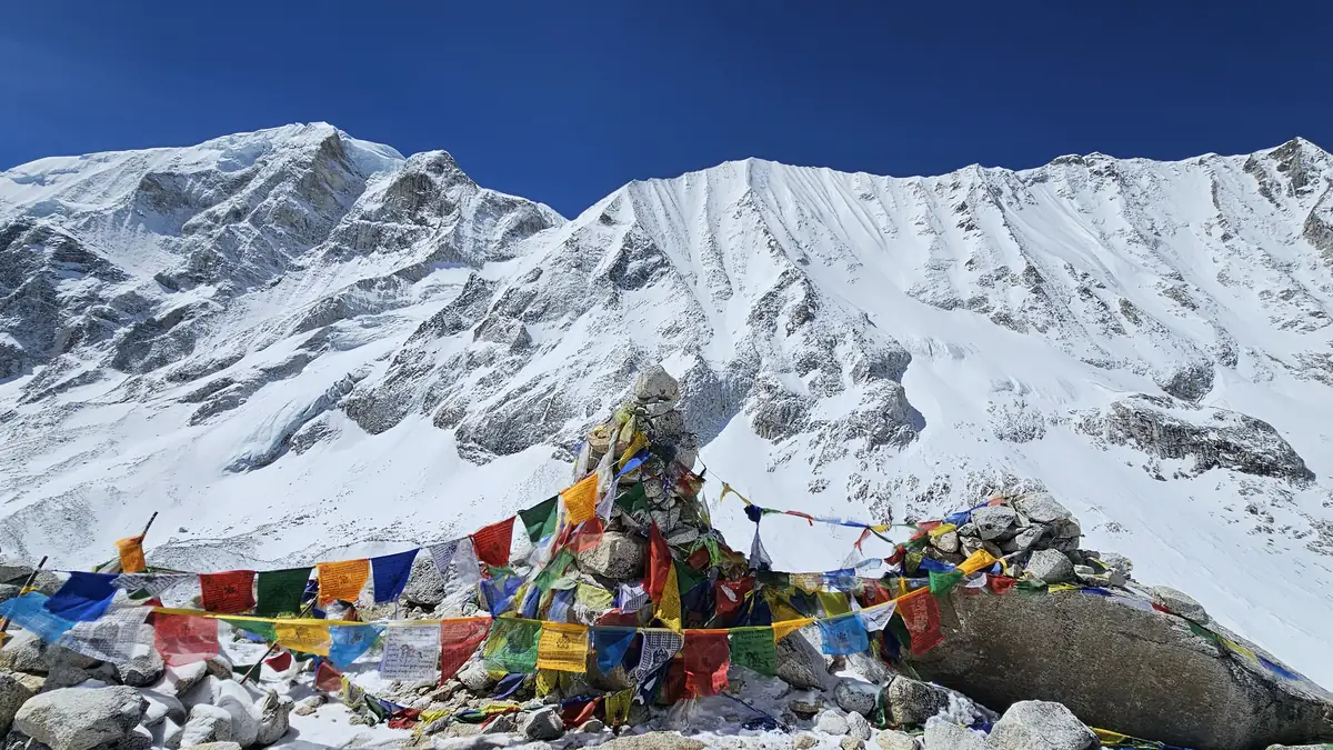 Gebetsfahnen am Larke La, 5.106 Meter, vor Schneegrat