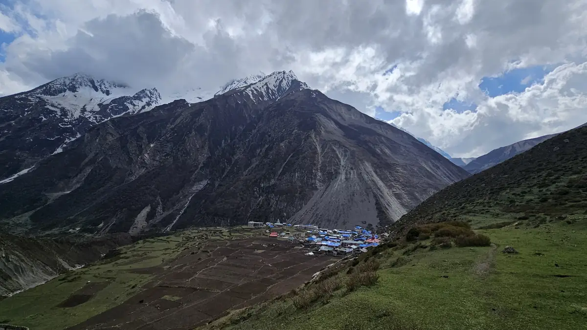 Samdo, 3.860 Meter, das letzte Dorf vor dem Pass, in der Wiese unter dem Grat