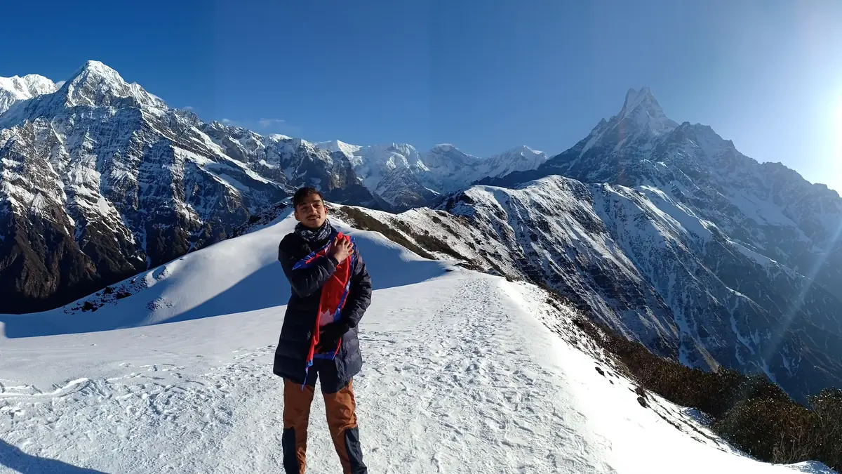 Am Basislager des Mardi Himal auf 4.500 Metern, Schneegrat und Machapuchare