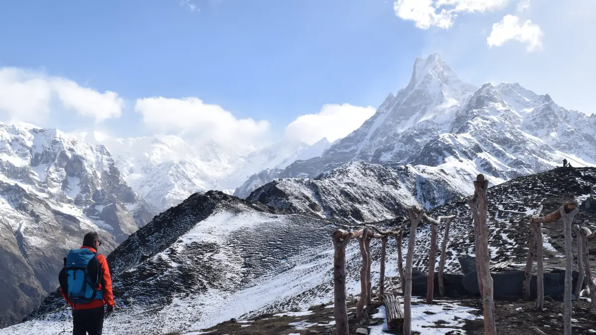 Der Kammweg oberhalb des High Camp im Schnee, Machapuchare voraus