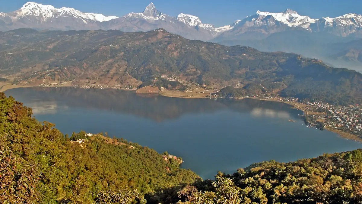 Phewa-See in Pokhara, dahinter Annapurna Süd und Machapuchare